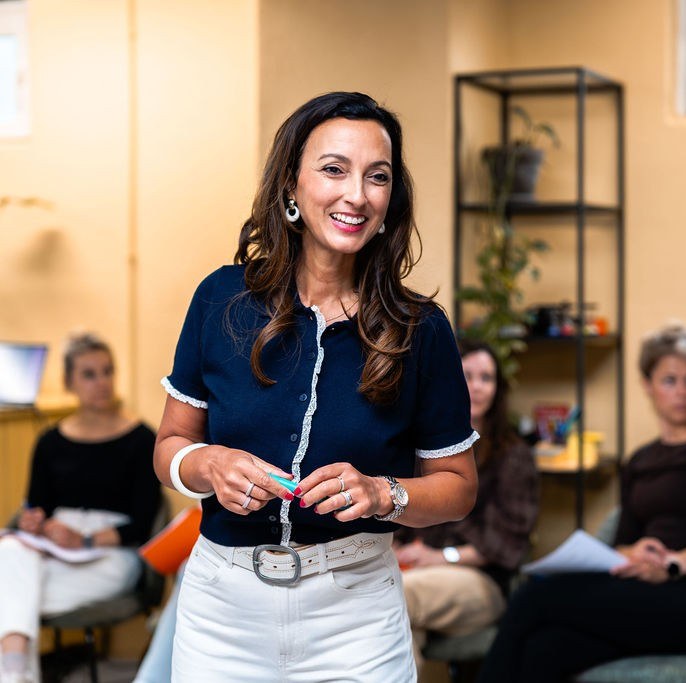 Heidi Stiegelis in gesprek met een groep zorgprofessionals tijdens een training