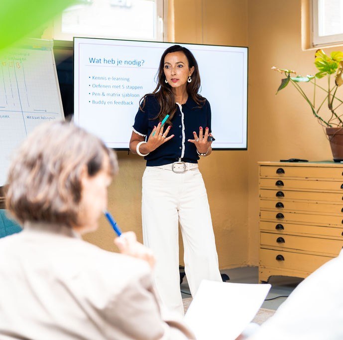 Heidi Stiegelis geeft een Je Moet Niks-training aan een groep deelnemers