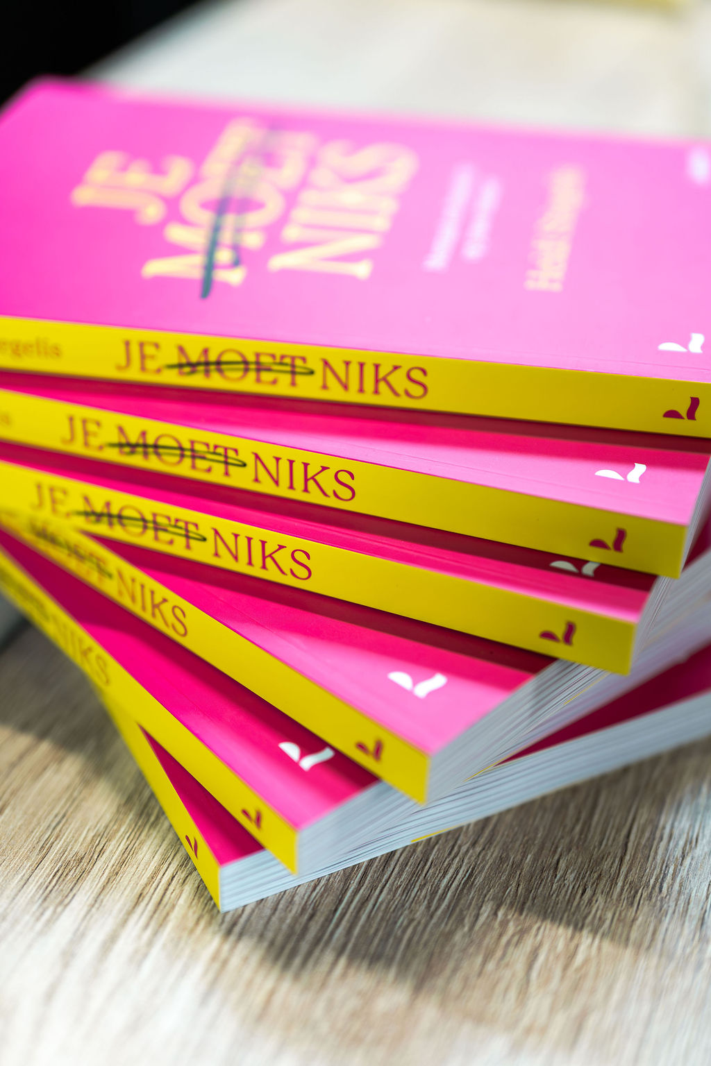 De ruggen van een stapel exemplaren van ‘Je moet niks’